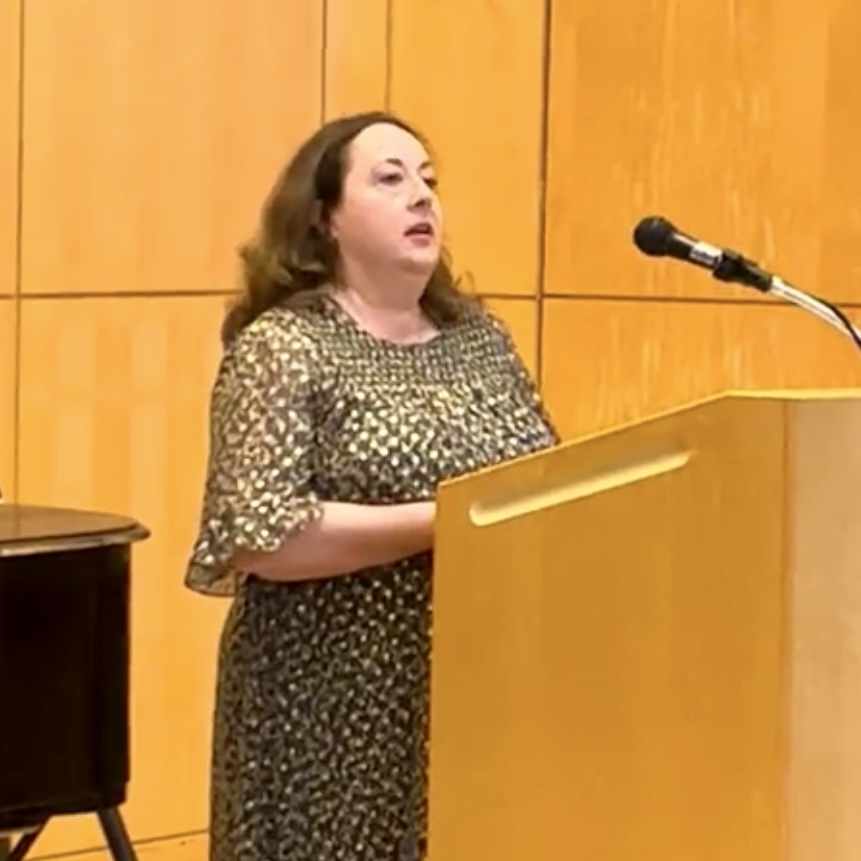 Forfatteren taler på et arrangement