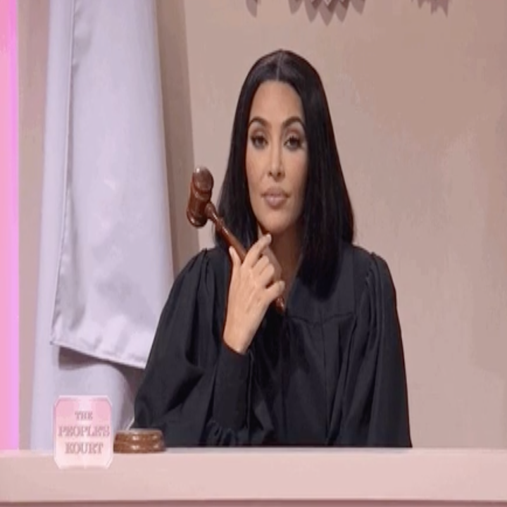 Person i en dommerkåpe som holder en ordfører, sittende på en benk med et alvorlig uttrykk