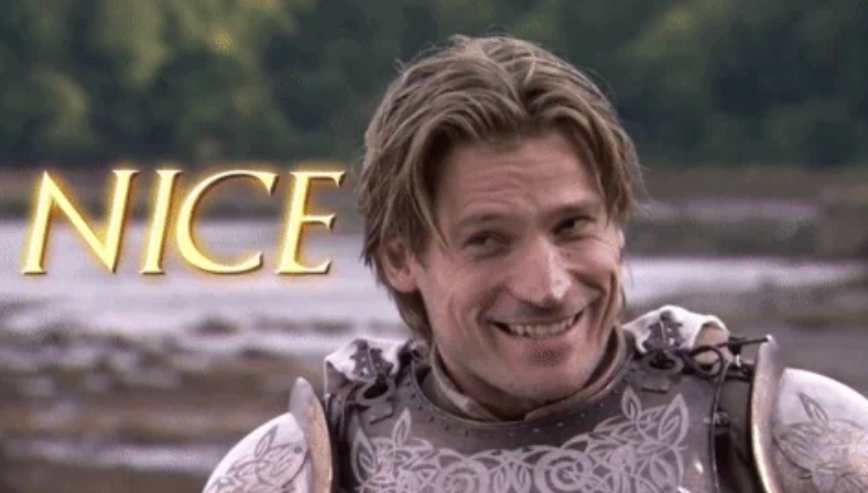 En mann som smirer i middelalderens rustning med ordet & quot; fin & quot; ved siden av ham