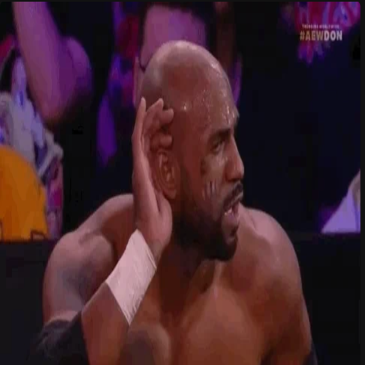 Bryter i ringen holder hånd til øre, og lytter muligens til mengden