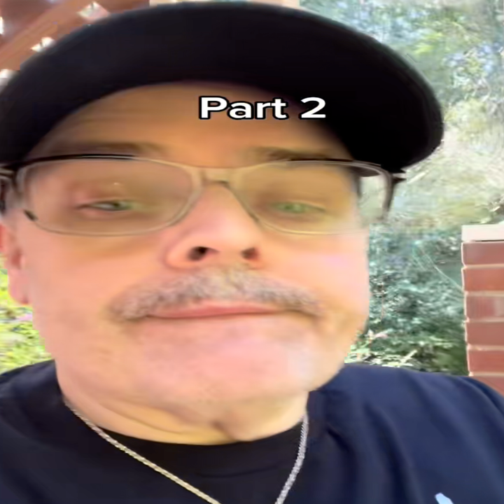 Person utendørs iført briller og en hette, med tekstoverlegg "Del 2"