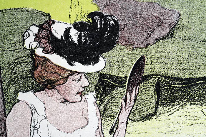 En vintage illustrasjon av en kvinne som inspiserer seg selv i et håndspeil, iført en hatt med store dekorative fjær