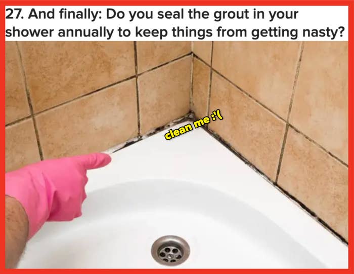 Person med rosa hanske peker på muggen dusj fugemasse, noe som antyder årlig tetningsvedlikehold