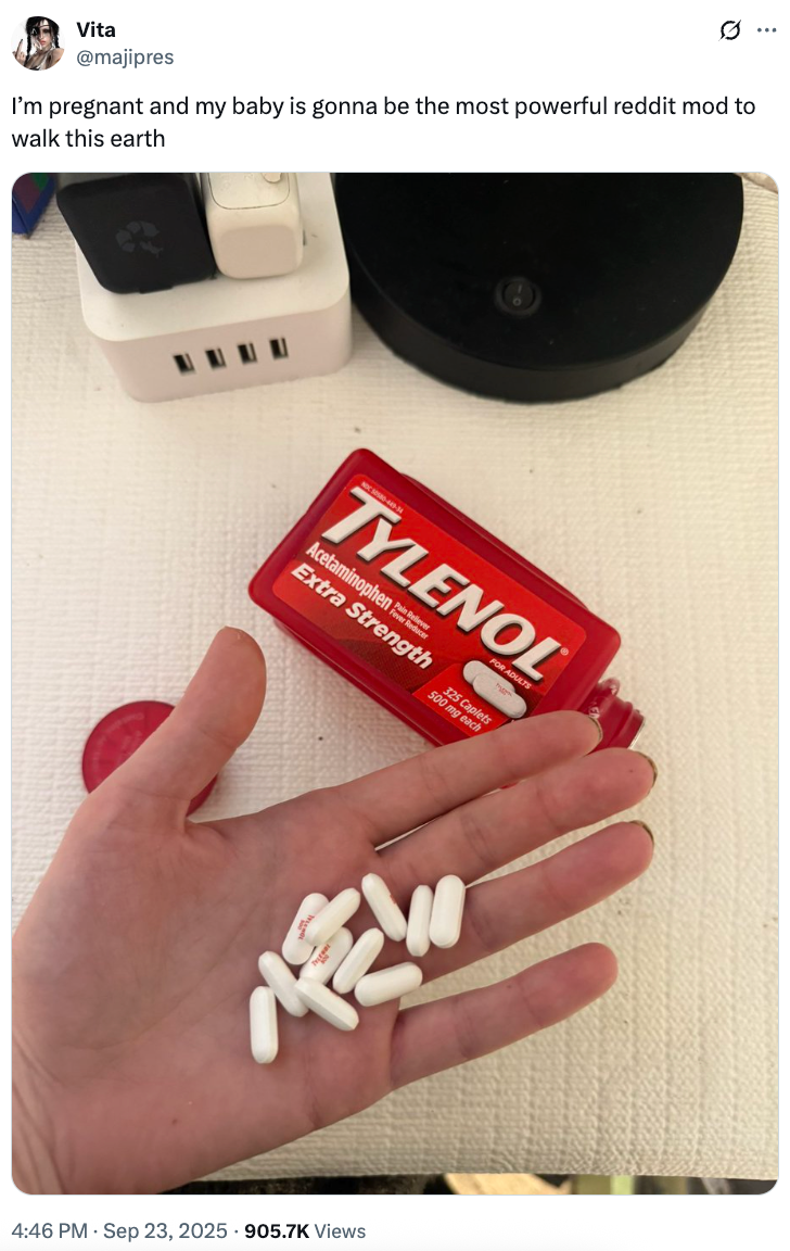 En hånd inneholder flere Tylenol -kapsler ved siden av en åpen Tylenol -boks. Tekst ovenfor nevner humoristisk fremtidig kraftig Reddit mod baby