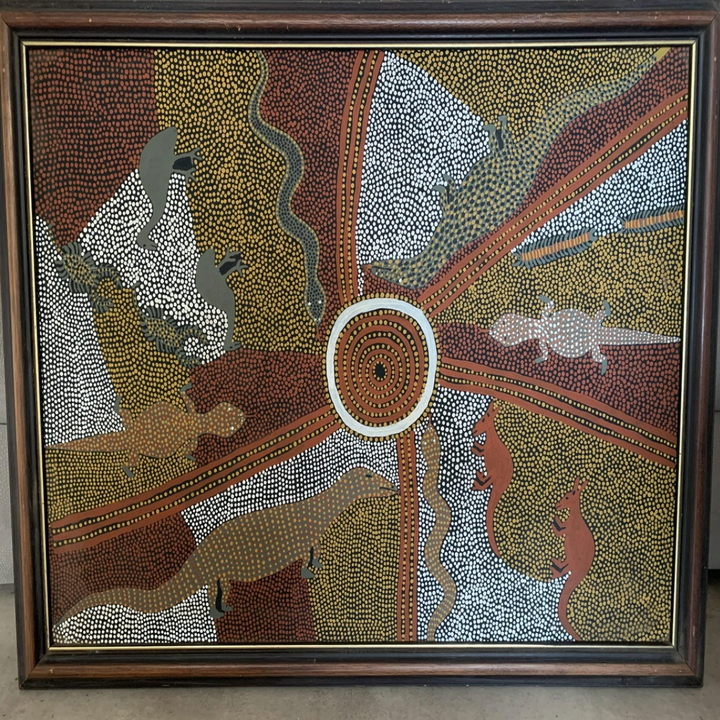 Abstrakt prikkmaleri som skildrer dyreformer og kosmiske elementer med et sirkulært senter, innrammet elegant