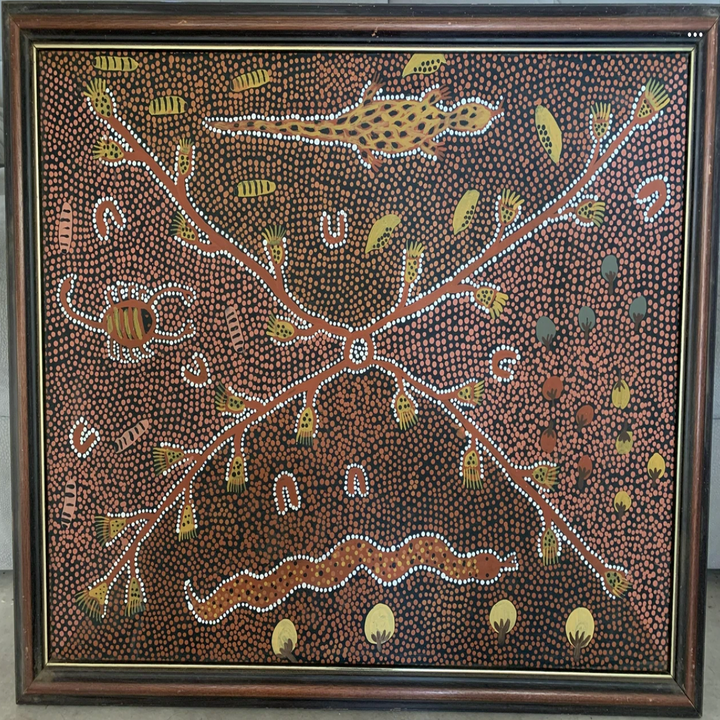 Aboriginal-stil prikkmaleri med dyr og symboler forbundet med hvite linjer, og skildrer en tradisjonell scene