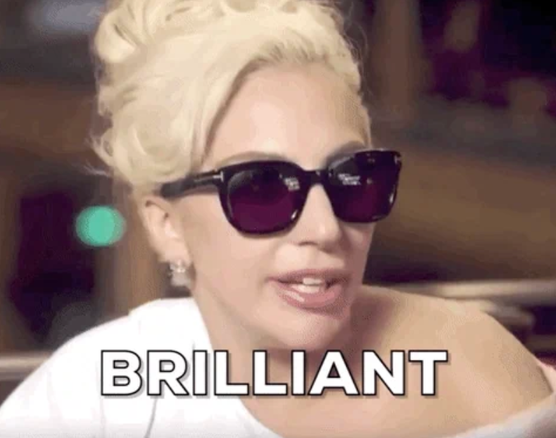 Person som har solbriller med tekst & quot; strålende & quot; overlagt i bunnen