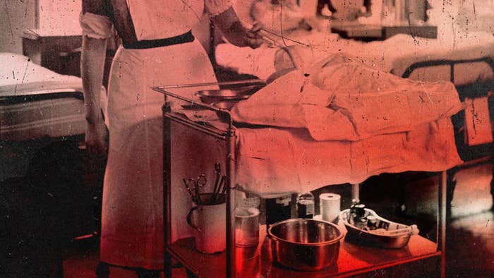 En sykepleier i vintage antrekk står ved siden av en sykehusbassinett, og pleier en nyfødt baby i historisk medisinsk setting