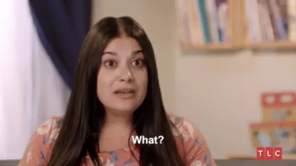 Person innendørs med et overrasket uttrykk, og sier & quot; hva? & Quot;