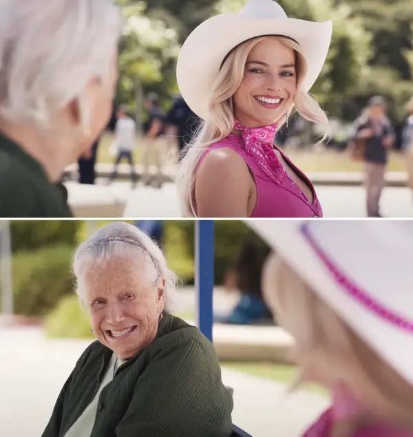 Margot Robbie som Barbie som sitter på et busstopp med en eldre kvinne