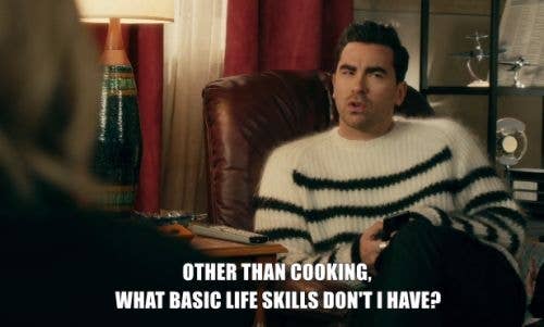 En person i en koselig genser som sitter i en stol og spør humoristisk: «Bortsett fra å lage mat, hvilke grunnleggende livsferdigheter har jeg ikke?"