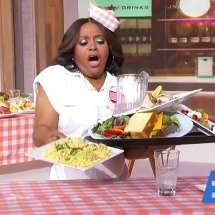 En person i en restaurant-setting slipper et brett med mat, og viser overraskelse. Scenen formidler et humoristisk uhell i et restaurantmiljø