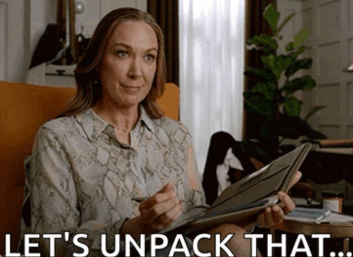 Kvinne i mønstret bluse som holder en notisblokk, med teksten under: 