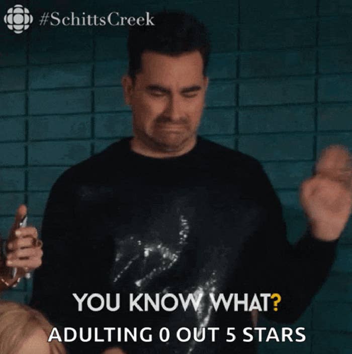 Dan Levy fra Schitt's Creek gjør et bedrøvet ansikt med tekstoverlegg: 