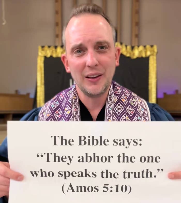 Person som holder et skilt med et bibelvers: "De avskyr den som taler sannheten." (Amos 5:10)