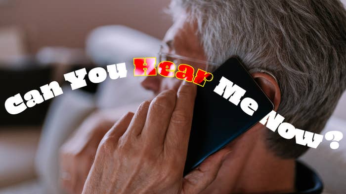 Person med briller som holder en telefon mot øret; teksten lyder: