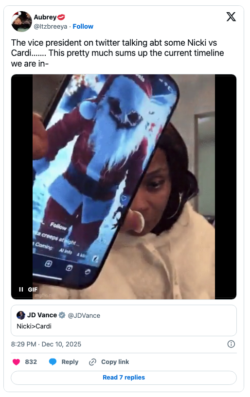 En person holder en telefon som viser et bilde av julenissen. Tweeten refererer til en diskusjon om Nicki vs. Cardi