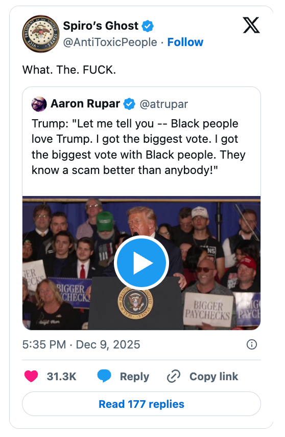 Skjermbilde av en tweet av Aaron Rupar, med et bilde av Trump med støttespillere. Trump er sitert mens han diskuterer svarte velgere og hevder hans valgseire