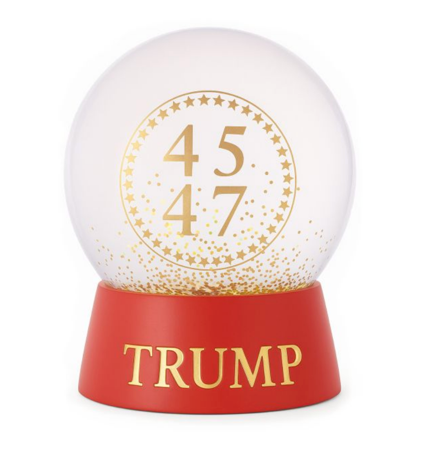 Glaskule med '45 47' omgitt av stjerner, på en rød base med 'TRUMP' med gullbokstaver