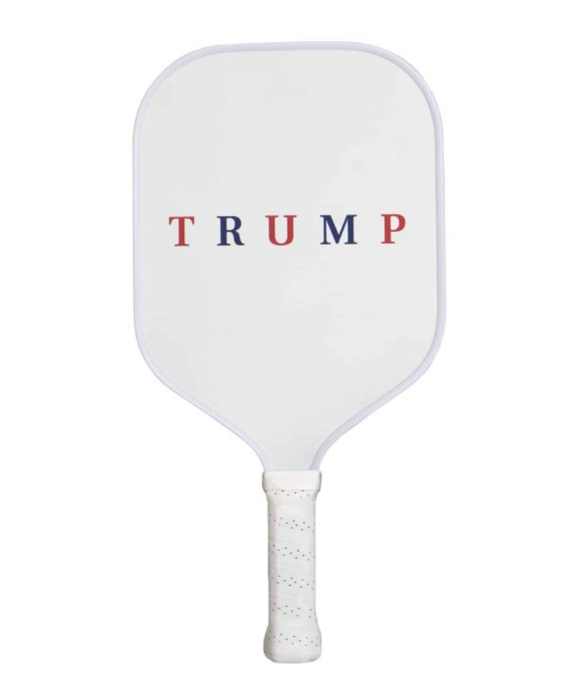 Pickleball-åre med "TRUMP" trykket på ansiktet