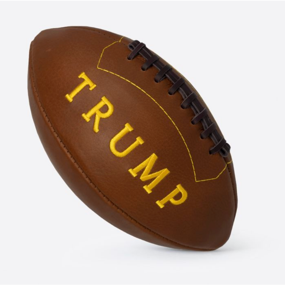 En fotball med "TRUMP" sydd med gule bokstaver på siden