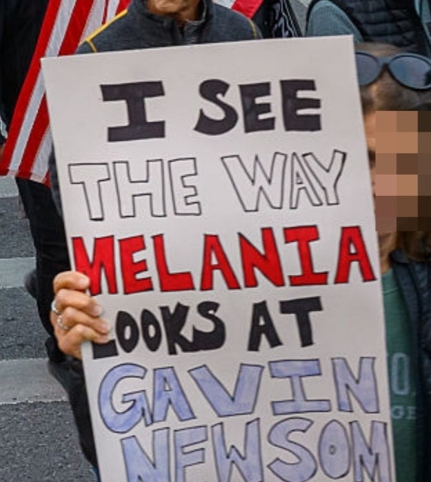 Person som holder et protestskilt med teksten 