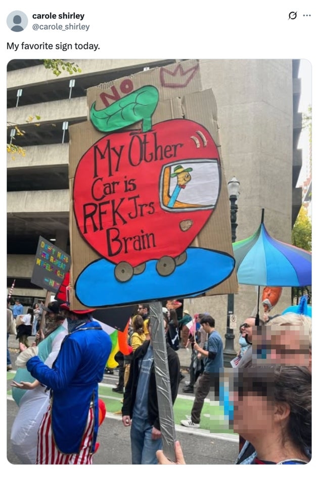 Person som holder et skilt som leser 