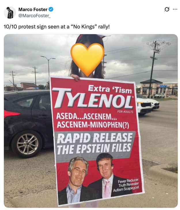 Person som holder et humoristisk protestskilt som parodierer en medisinannonse, og nevner rask utgivelse av filer relatert til Epstein