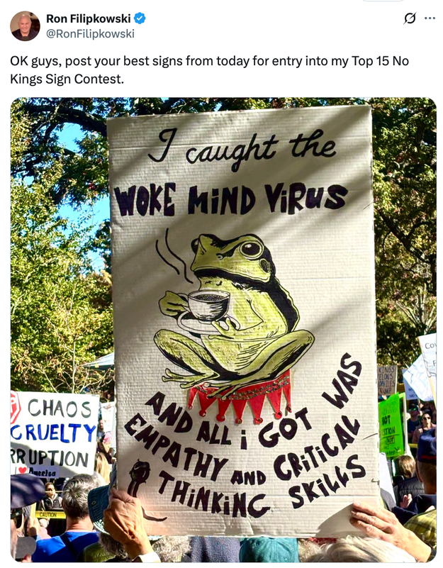 Et protestskilt viser en tegning av en frosk med teksten 