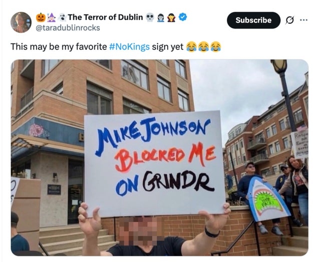 Person som holder et skilt med teksten 