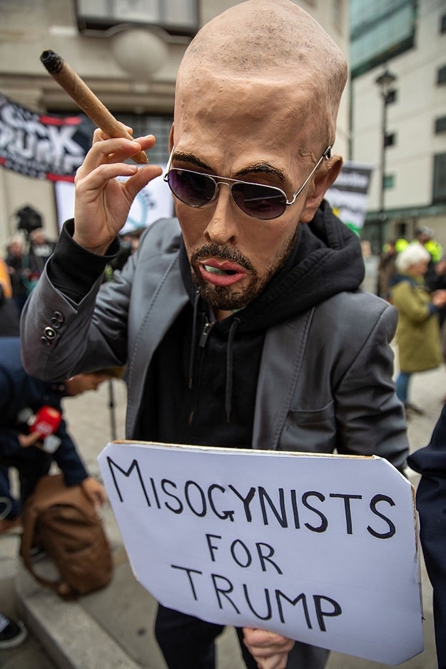 Person i maske som holder en 