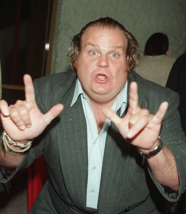 Person i dress gjør en uttrykksfull gest mot kameraet