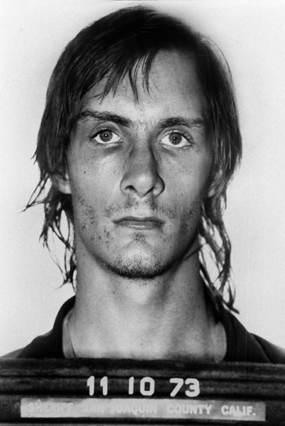 Et svart-hvitt bilde av en uidentifisert person med et alvorlig uttrykk, datert 10. november 1973, San Joaquin County