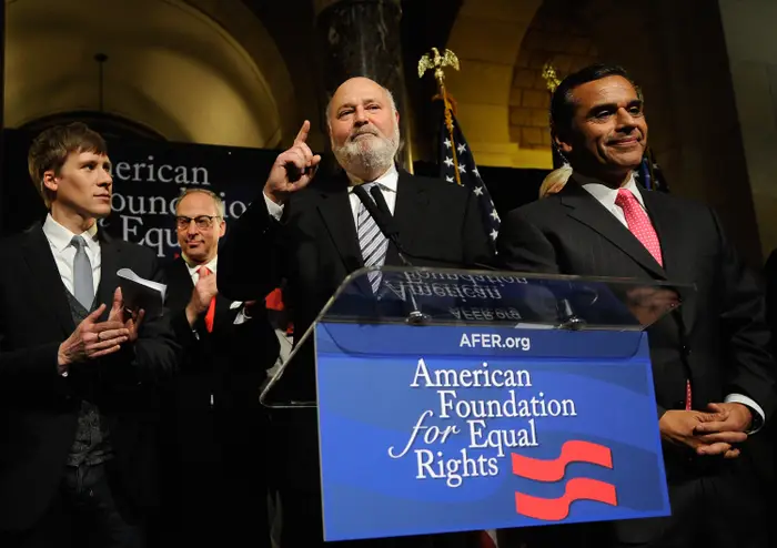 Gruppe individer på et pressearrangement for American Foundation for Equal Rights. En høyttaler gestikulerer mens andre står i nærheten