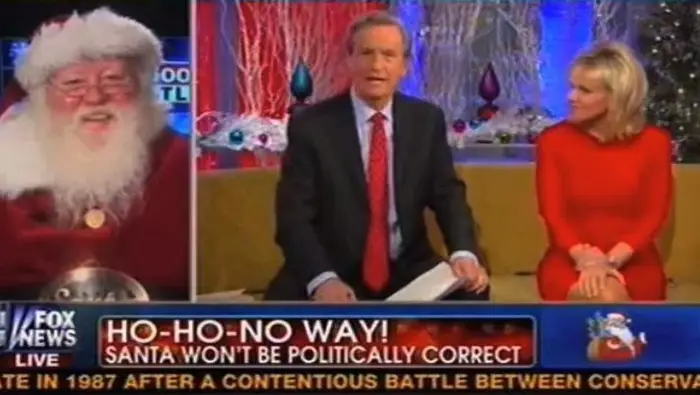 TV-innslag med folk som diskuterer julenissen og politisk korrekthet. På et banner står det 