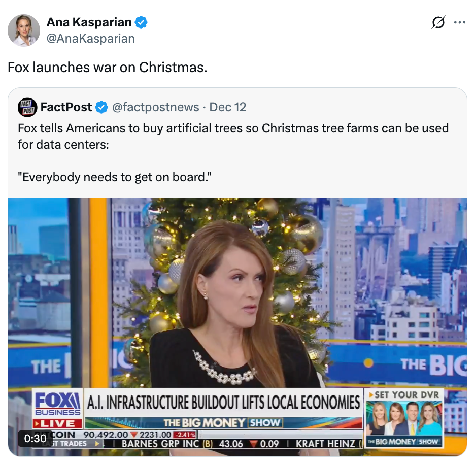Tweet som viser et nyhetssegment med Ana Kasparian som diskuterer Foxs rapport om bruk av juletregårder til datasentre