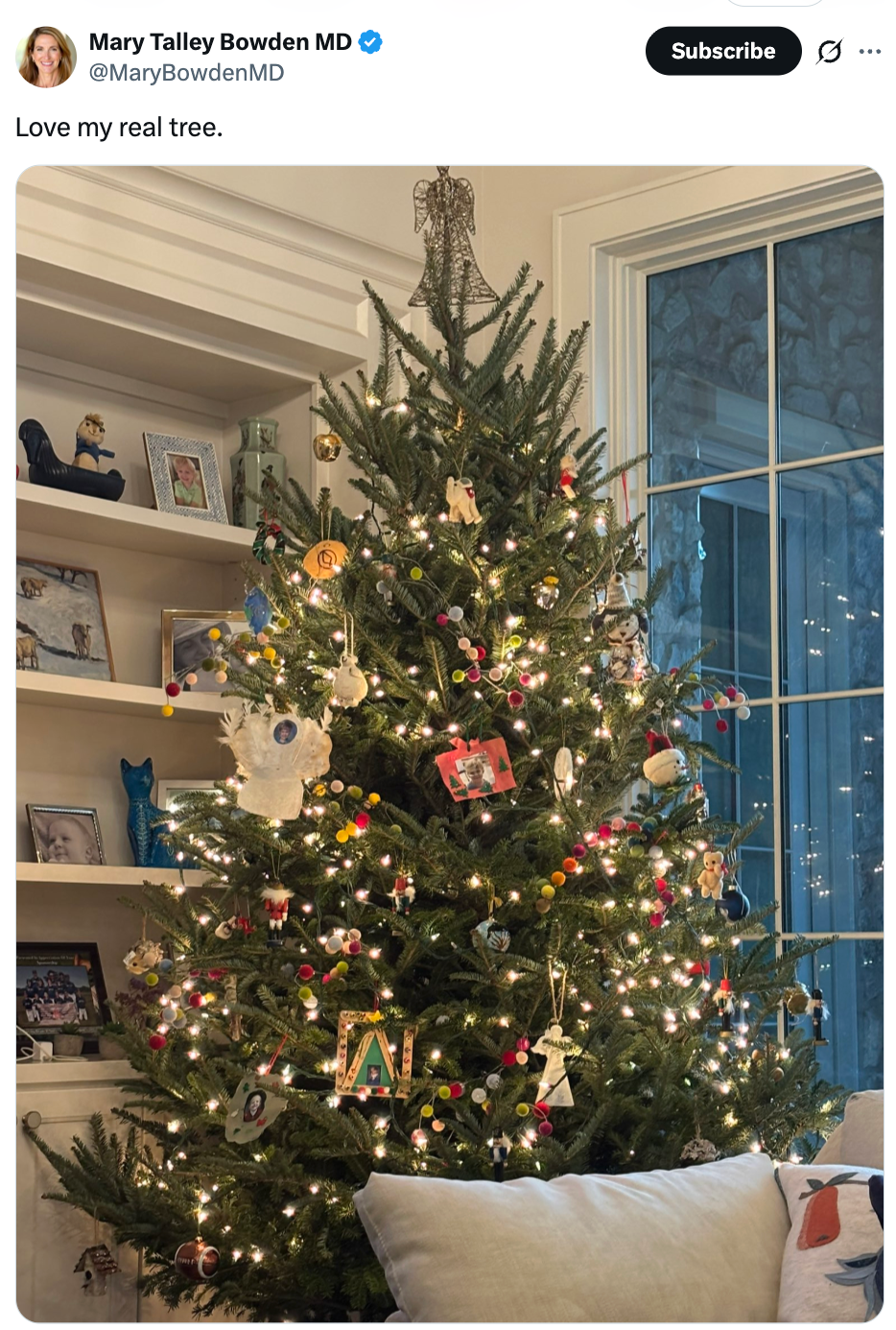 Pyntet juletre med lys og pyntegjenstander i en stue, lagt ut av Mary Talley Bowden MD med teksten 