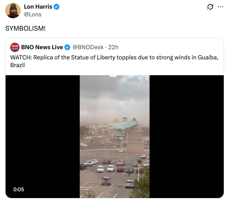 Tweet om en kopi av en Frihetsgudinne som faller på grunn av sterk vind i Guaíba, Brasil; video viser kopien veltet på en parkeringsplass
