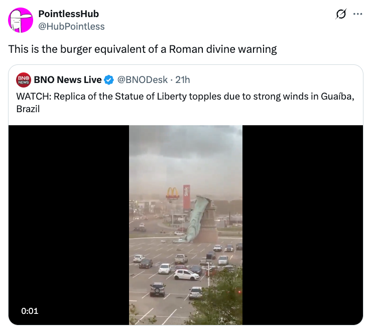 Tweet viser sterk vind som velter en gigantisk Frihetsgudinne-replika nær en McDonalds i Guaíba, Brasil, med biler rundt den falne statuen