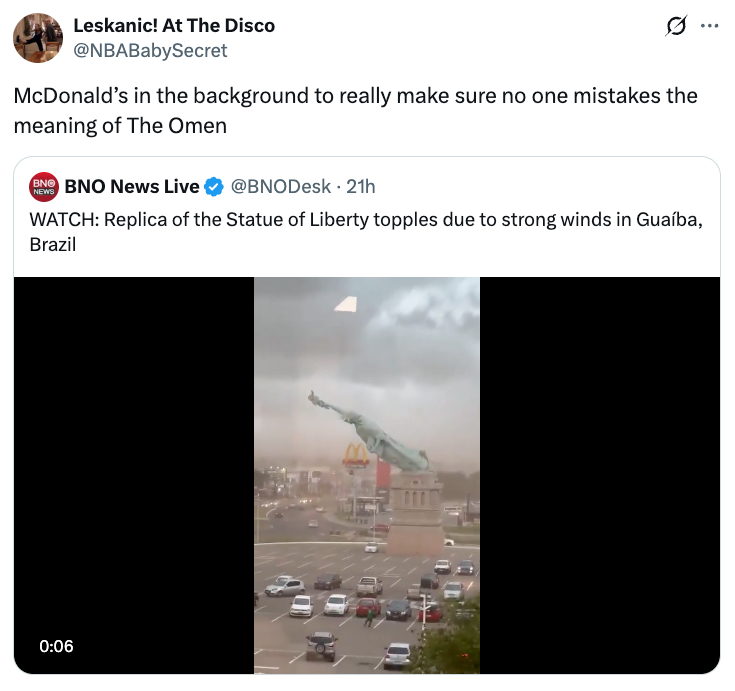 Tweet om en kopi av en Frihetsgudinnen som velter i Brasil, med en kommentar om at McDonalds er synlig i bakgrunnen