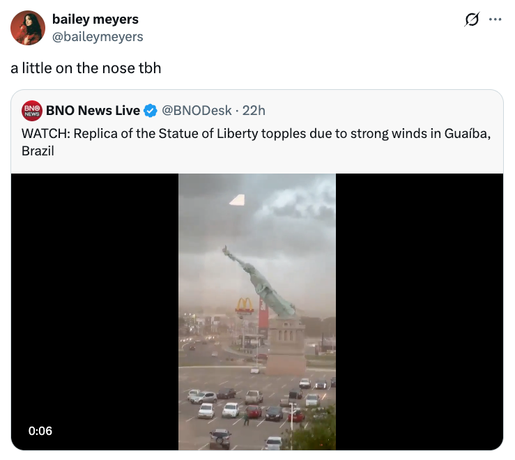 video av Frihetsgudinnen replika fallende på grunn av sterk vind i Guaíba, Brazil; tweet bildetekst kommenterer hendelsen