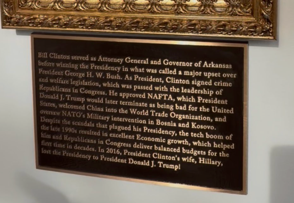 Plakett som oppsummerer politiske prestasjoner til Bill Clinton, og nevner roller før presidentskapet, kriminalitetslovgivning, NAFTA og valgtapet i 2016