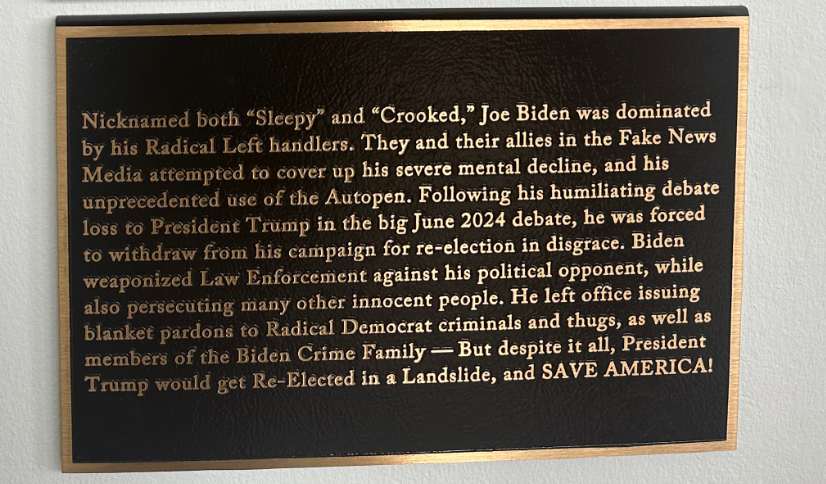 En plakett som inneholder tekst om Joe Biden, som nevner kallenavnene hans, medieskildring, bruk av autopen og politiske handlinger knyttet til benådningsutstedelse