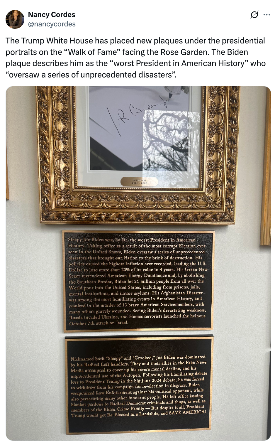 To plaketter under presidentportretter i Det hvite hus kritiserer Joe Biden som