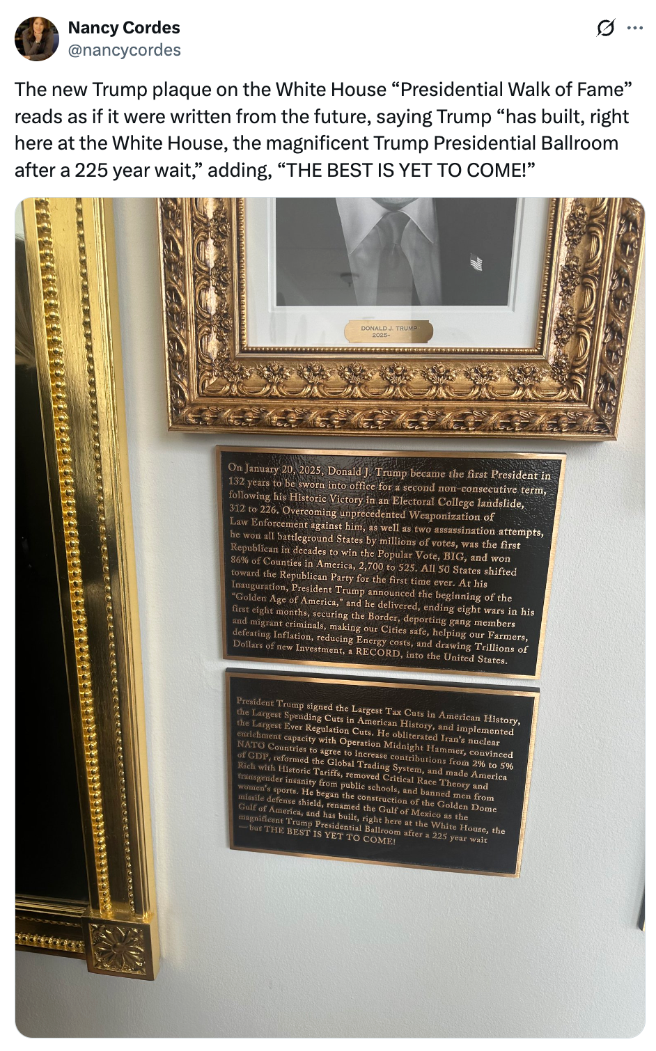 Foto av en gullinnrammet plakett på veggen i Det hvite hus, som beskriver Trumps innvirkning på USAs historie, med vekt på hans prestasjoner