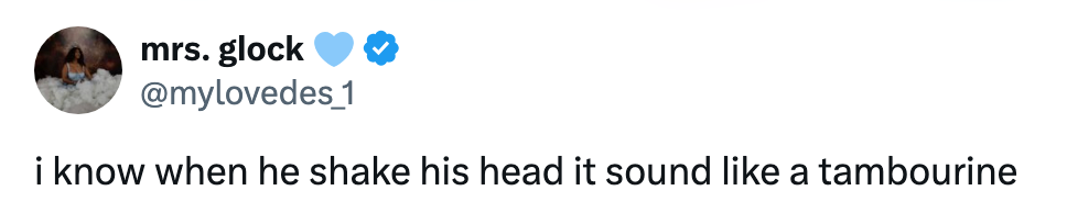 Tweet av @mylovedes_ som fleiper om at noen rister på hodet og gir en lyd som en tamburin