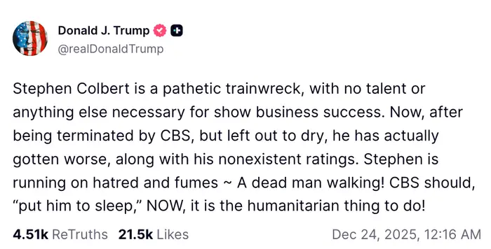 Bilde av et innlegg på sosiale medier av en bruker ved navn Donald J. Trump som kritiserer Stephen Colbert, nevner CBS og bruker et hardt språk