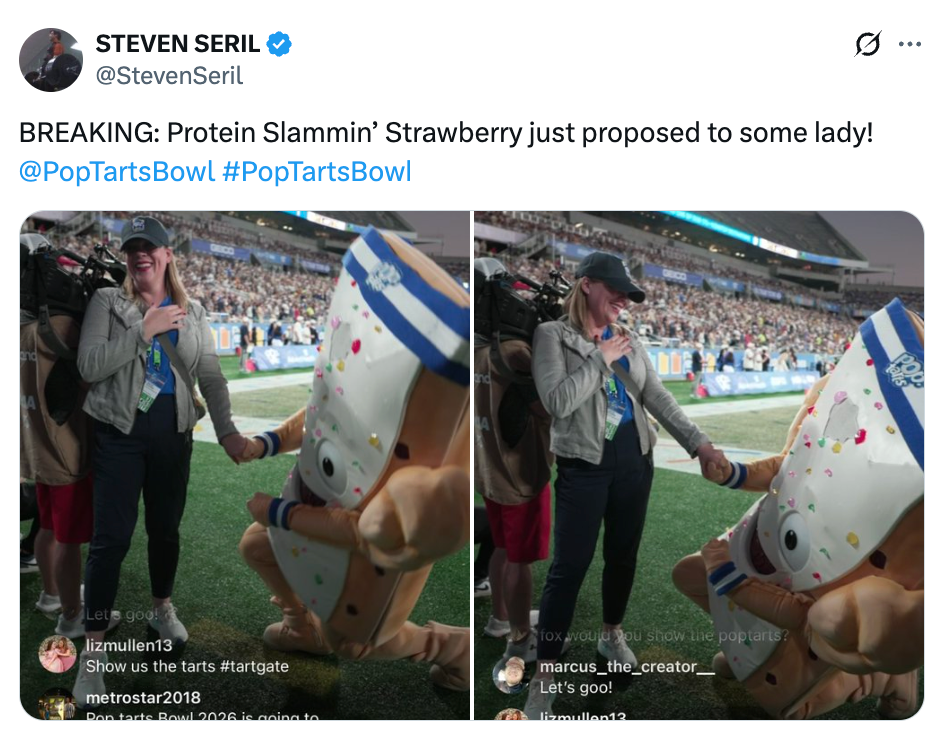 Maskot utkledd som en Pop-Tart frier til en kvinne på en idrettsbane mens et publikum ser på, og fanger et letthjertet øyeblikk