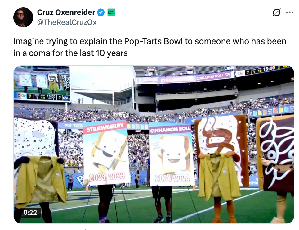 Folk kledd som Pop-Tart-smaker Strawberry and Cinnamon Roll på en fotballbane under Pop-Tarts Bowl-arrangementet