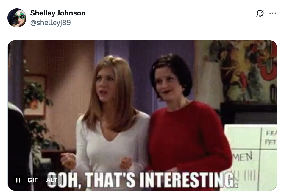 To kvinner fra en TV-sitcom står og snakker, den ene i en hvit topp, den andre i en rød topp. Tekstoverlegg lyder: 